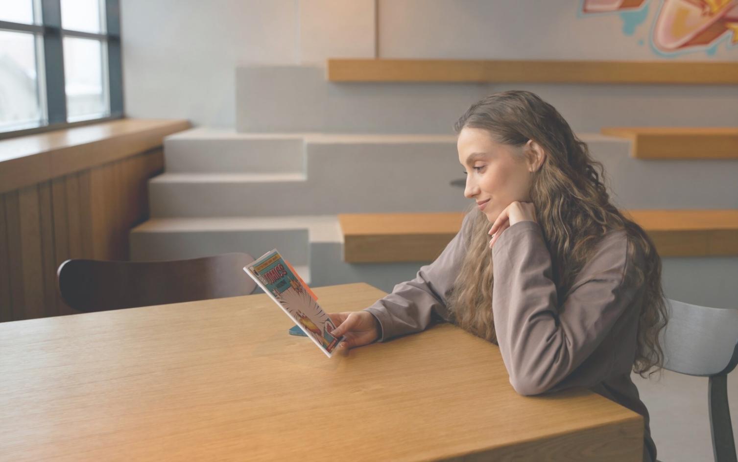 Consulente che lavora con cliente su strategie di adattamento